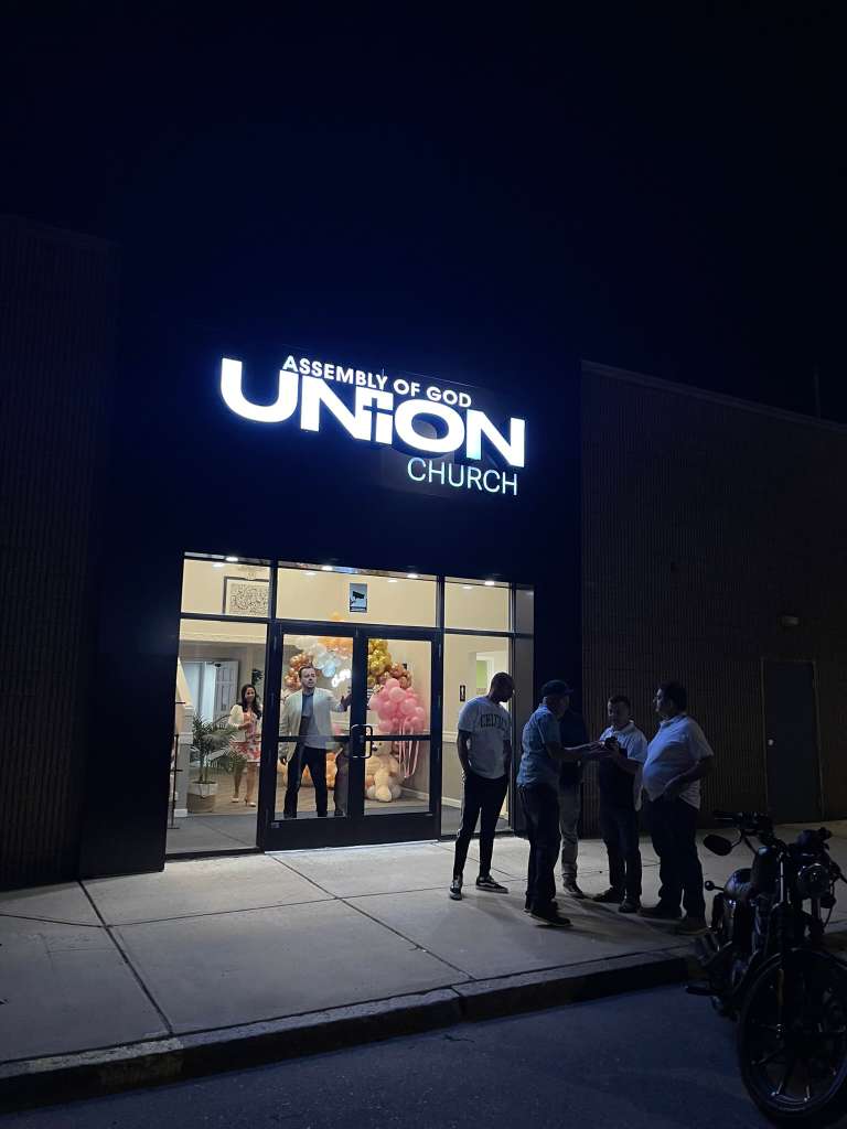 Sinalização iluminada Union Church à noite